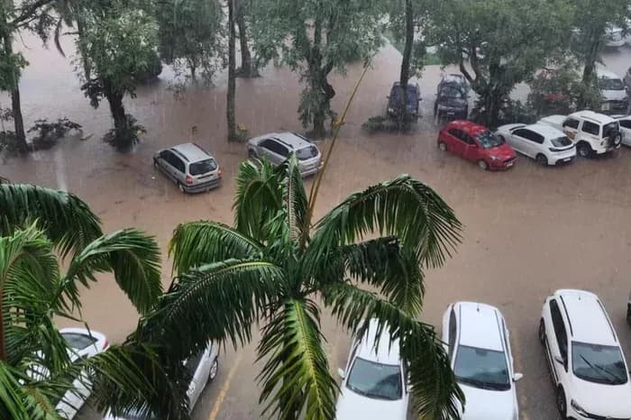 Carros ilhados enchentes UFSM