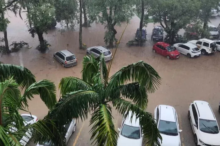 Carros ilhados enchentes UFSM