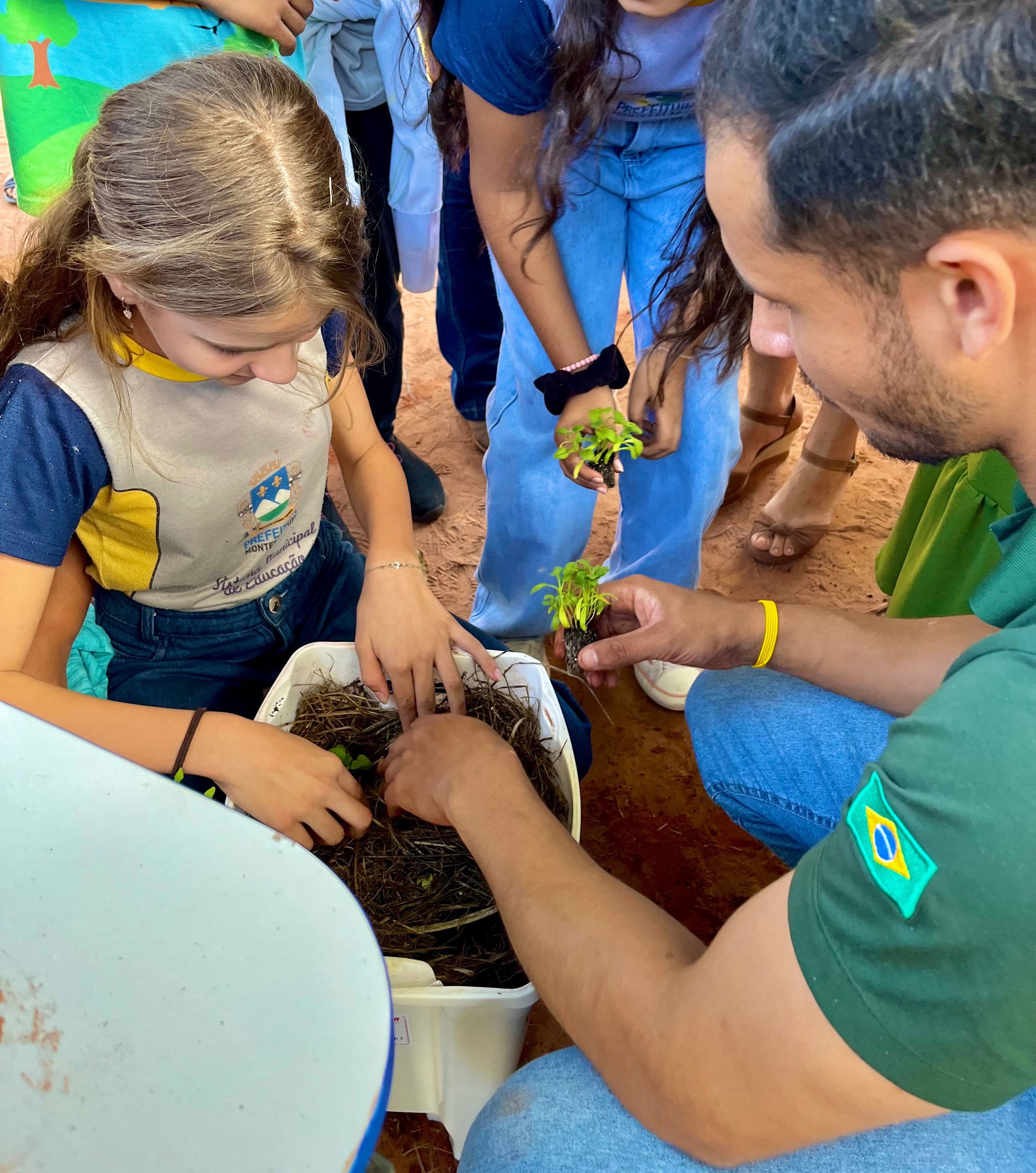 3º Lugar - Semeando o futuro com as mãos na terra - Thiago Oliveira de Souza (1).jpeg