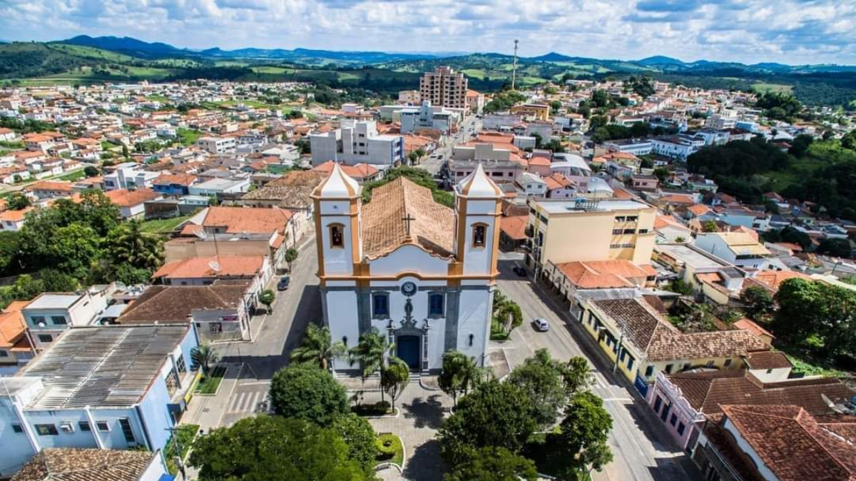 Vista panorâmica da cidade de Bom Sucesso, com a igreja matriz em destaque.